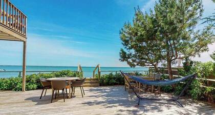 Renovated beachfront condo on Cape Cod Bay with deck & gorgeous views