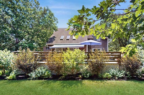 Serene private home w/ large deck & yard on conservation land
