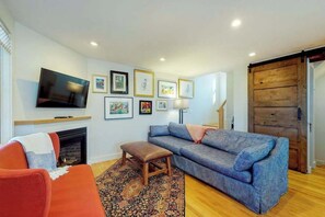 TV, fireplace, offices - NEW Town Hill Haven for Romantic Coastal Escape, Walking Distance To Commercial (Provincetown)