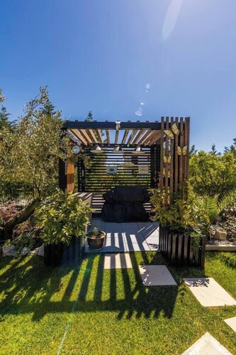 Coastal Bloom Villa | Garden & BBQ by PikHost
