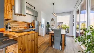 Kühlschrank, Mikrowelle, Ofen, Herdplatte