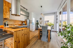 Een koelkast, een magnetron, een oven, een kookplaat