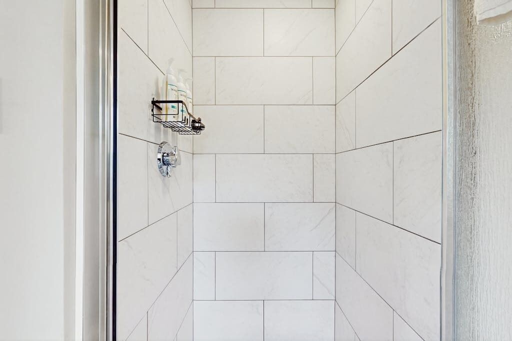 Douche, sèche-cheveux, serviettes fournies