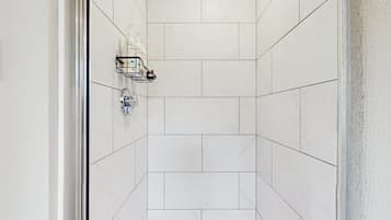 Douche, sèche-cheveux, serviettes fournies