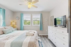 Tabla de planchar con plancha, wifi, ropa de cama