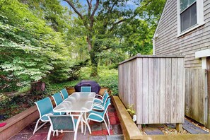 Outdoor dining - Charming home with walkable beach, large yard, deck, fire pit, and A/C (Oak Bluffs)