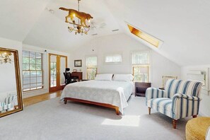 Desk, iron/ironing board, travel cot, WiFi - Quiet home near Pilgrim Lake with deck, W/D, AC, games, & large yard (Orleans)