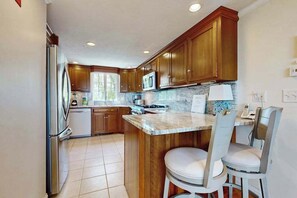 Fridge, microwave, oven, stovetop - Oceanfront charmer with deck, pergola, grill, full kitchen, telescope, & W/D (Plymouth)
