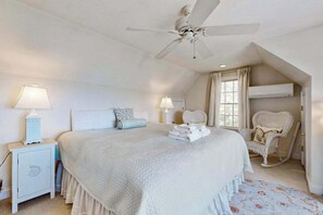 Desk, iron/ironing board, WiFi, bed sheets - Oceanfront charmer with deck, pergola, grill, full kitchen, telescope, & W/D (Plymouth)