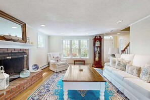 TV, offices - Oceanfront charmer with deck, pergola, grill, full kitchen, telescope, & W/D (Plymouth)