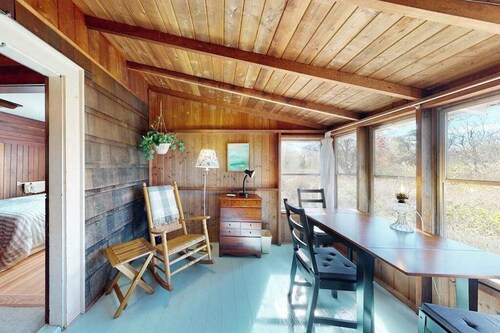 Quintessential Martha's Vineyard cottage with yard/patio - walk to Inkwell Beach