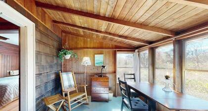 Quintessential Martha's Vineyard cottage with yard/patio - walk to Inkwell Beach