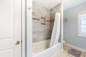 Een douche, handdoeken