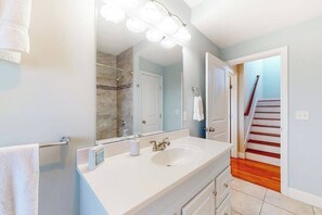 Interior - Comfortable home with rooftop deck, beach & water views, W/D, & central AC (Plymouth)