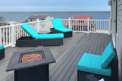 Comfortable home with rooftop deck, beach & water views, W/D, & central AC