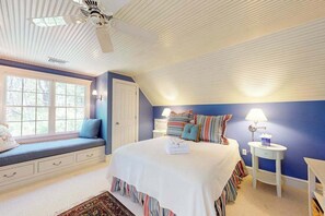 Desk, WiFi, bed sheets - Spacious home with huge deck & tree-lined yard, grill, & WiFi - great location (Orleans)