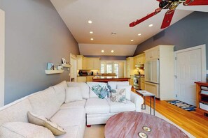 TV, offices - Spacious home with huge deck & tree-lined yard, grill, & WiFi - great location (Orleans)