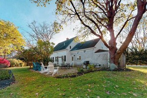 Terrace/patio - Beautifully Remodeled Classic Beach Home on Cape Cod Rail Trail (Orleans)