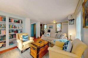 TV, fireplace, DVD player, stereo - Beautifully Remodeled Classic Beach Home on Cape Cod Rail Trail (Orleans)