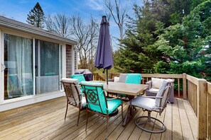 Outdoor dining - Skaket Beach escape: Corner-lot home with big yard - walk to Warm Bayside Shore (Orleans)