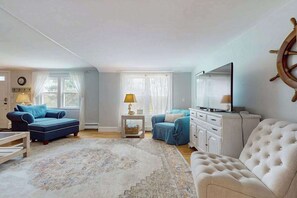 TV, DVD player, stereo, offices - Skaket Beach escape: Corner-lot home with big yard - walk to Warm Bayside Shore (Orleans)
