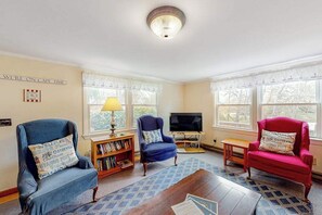 TV, offices - 2nd floor Cottage, Oceanview, Deck, Shared Grill, & Outdoor Shower (Orleans)