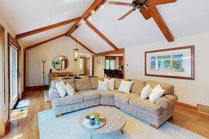 TV, offices - Mews Village Villa | House in Mashpee | Pool | Gas Grill (Mashpee)
