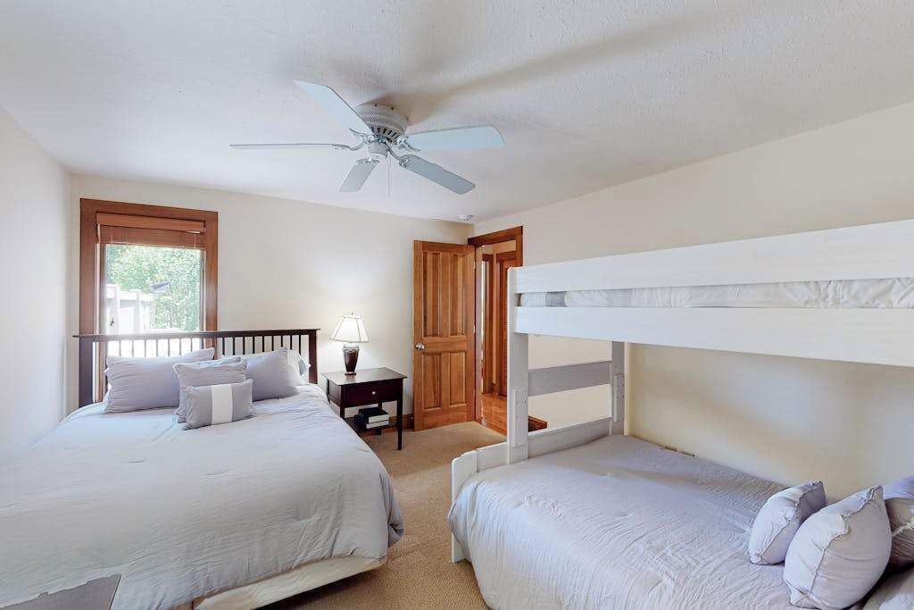 Desk, WiFi, bed sheets
