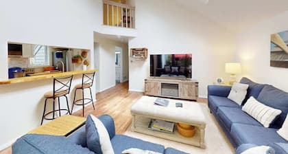 Dog-friendly, two-story condo with community pool - close to Mashpee Town Beach