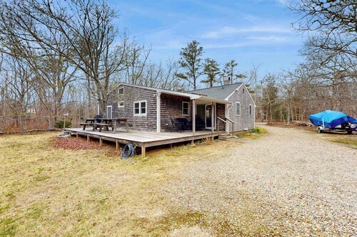 Quaint home across from bike paths with large furnished deck, grill, & W/D