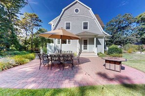 Outdoor dining - Gorgeously rebuilt Cape Cod estate with lovely grounds, walk to private beach (West Yarmouth)