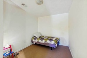 Schreibtisch, Bügeleisen/Bügelbrett, Reisekinderbett, WLAN