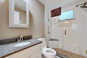 Shower, towels - Classic Cottage with Artist's Garden | Minutes to Mayo Beach, Power's Landing (Wellfleet)