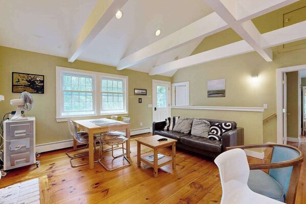 TV, DVD player, offices - Classic Cottage with Artist's Garden | Minutes to Mayo Beach, Power's Landing (Wellfleet)