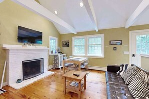 TV, DVD player, offices - Classic Cottage with Artist's Garden | Minutes to Mayo Beach, Power's Landing (Wellfleet)