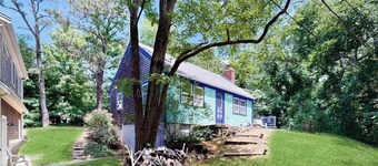 Classic Cottage with Artist's Garden | Minutes to Mayo Beach, Power's Landing
