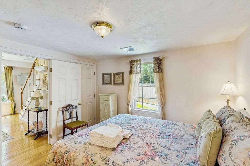 Desk, iron/ironing board, travel crib, WiFi