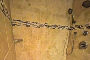 Shower, hair dryer, towels - Peaceful marshview escape with large sunroom, AC, outdoor firepit & dog friendly (Pocasset)