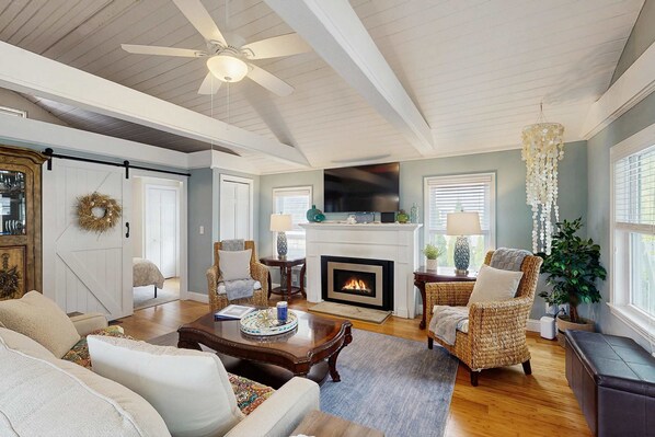 TV, fireplace, offices