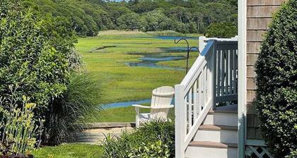 Peaceful marshview escape with large sunroom, AC, outdoor firepit & dog friendly