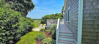 Peaceful marshview escape with large sunroom, AC, outdoor firepit & dog friendly
