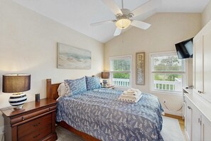 Desk, iron/ironing board, WiFi, bed sheets - Peaceful marshview escape with large sunroom, AC, outdoor firepit & dog friendly (Pocasset)