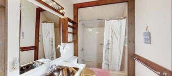 Gorgeous home near the ocean w/ a full kitchen, deck, & large, fenced back yard