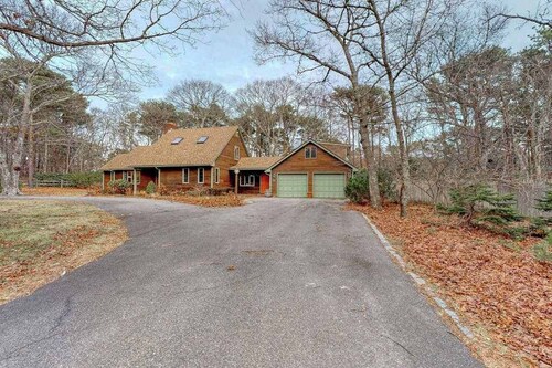 Gorgeous home near the ocean w/ a full kitchen, deck, & large, fenced back yard
