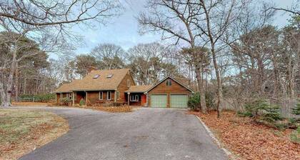 Gorgeous home near the ocean w/ a full kitchen, deck, & large, fenced back yard