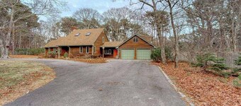 Gorgeous home near the ocean w/ a full kitchen, deck, & large, fenced back yard