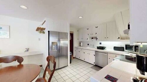 Gorgeous home near the ocean w/ a full kitchen, deck, & large, fenced back yard