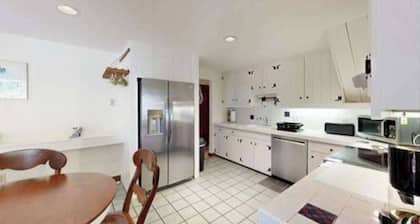 Gorgeous home near the ocean w/ a full kitchen, deck, & large, fenced back yard