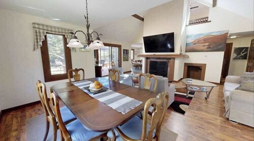 Gorgeous home near the ocean w/ a full kitchen, deck, & large, fenced back yard