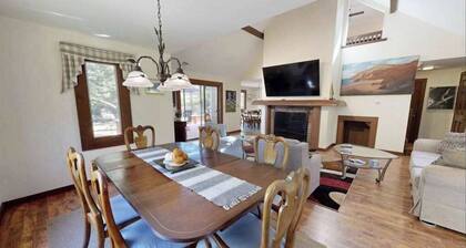 Gorgeous home near the ocean w/ a full kitchen, deck, & large, fenced back yard